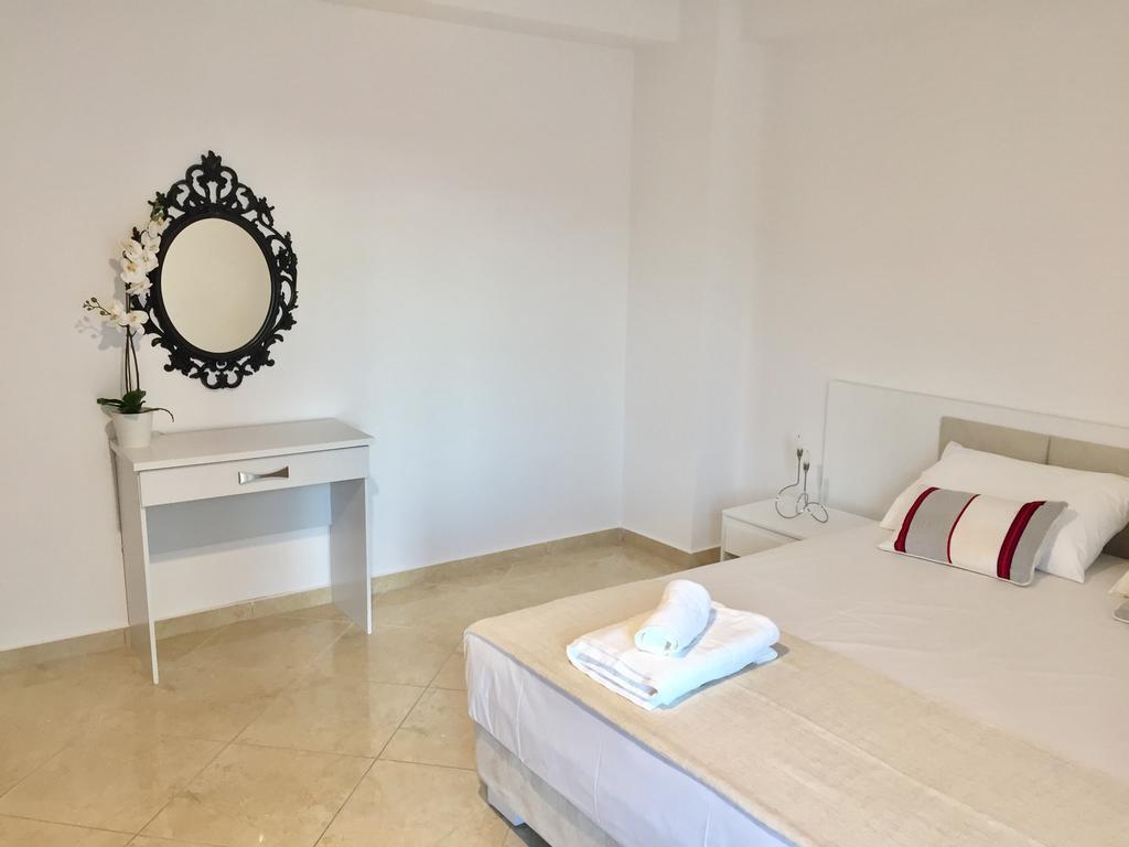Sea And Sun Apartments Sarandë 客房 照片